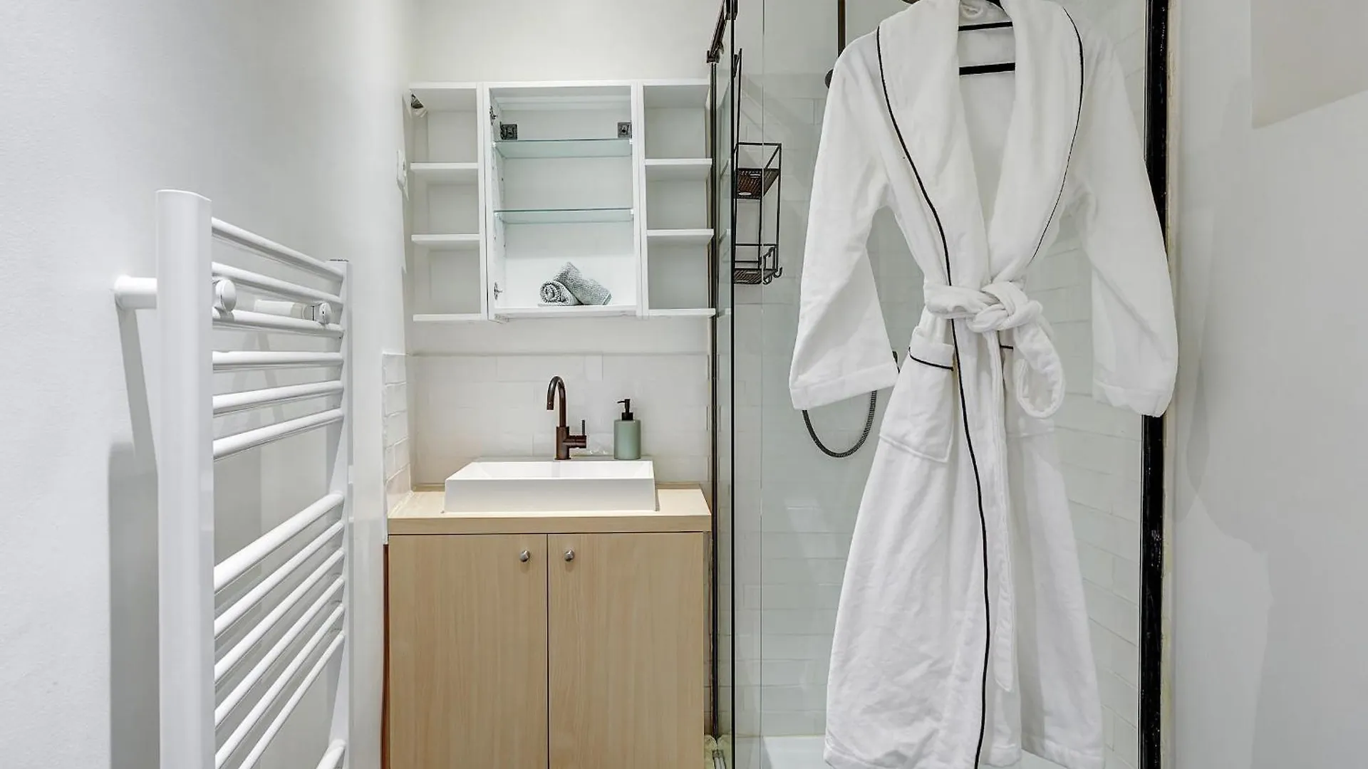 Bnbnova - Heart Of Le Marais Paris Apartment